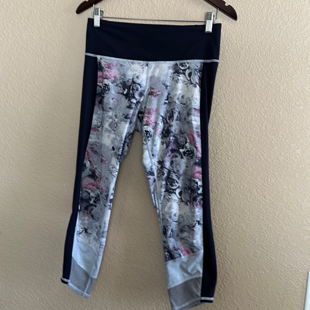 Lululemon - If you’re lucky - Navy/Gray Cropped EUC legging multicolor- Size 8